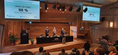 El alcalde Josep Monràs mostrando el diploma.