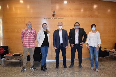 El colegio de aparejadores, arquitectos técnicos e ingenieros de edificación de Barcelona visitan el Ayuntamiento de Mollet.
