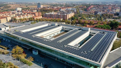 L’Hospital de Mollet presenta la instal·lació de 1.368 plaques fotovoltaiques a la coberta de l’Hospital.