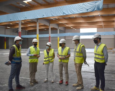 El alcalde Monràs visita las obras del nuevo centro logístico de Amazon en Can Magarola.