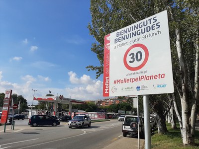 EL alcalde de Mollet, Josep Monràs, el concejal de Seguridad Ciudadana, Convivencia y Movilidad, Juan José Baños, y el inspector jefe de la Policía Municipal, José Francisco Muñoz, mostrando los diplomas.