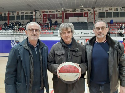 La familia Gol entrega al CB Mollet una pelota de la temporada 76-77 firmada por la plantilla     .