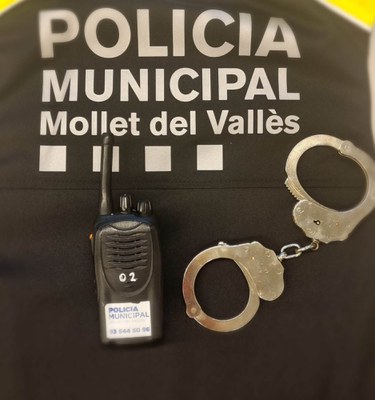 La Policía Municipal de Mollet ha detenido a dos personas por un robo con fuerza a un establecimiento de la ciudad.