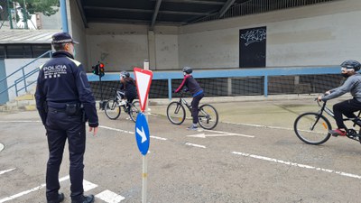 Más de 1.000 alumnos participarán en las clases prácticas de movilidad segura que imparte la Policía Municipal de Mollet.