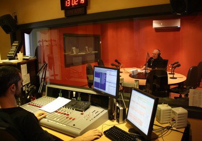 L’Escola Municipal de Música enregistra un programa de ràdio evocant el darrer dia de la dècada dels anys 60.