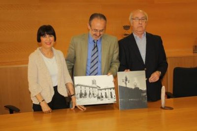 L’alcalde rep el propietari de la botiga de fotografia J. Coma, que ha tancat després de 65 anys oberta al públic.