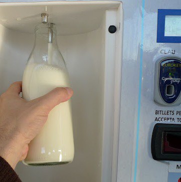 Un foc intencionat crema l’expenedor de llet del Mercat Municipal.