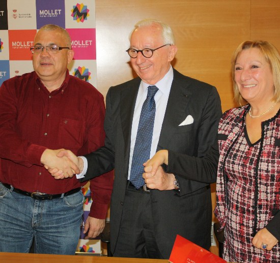 El president d'Storopack, al centre, amb el primer tinent d'alcalde i la regidora de Serveis Socials