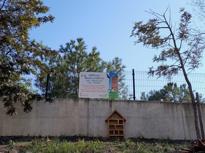 Señalización del refugio bioclimático de la escuela Cal Músic.
