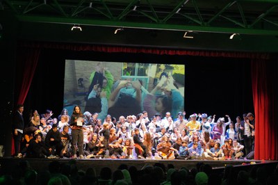 Alumnos de Can Vila, en el escenario.