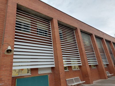 Fachada de una escuela.