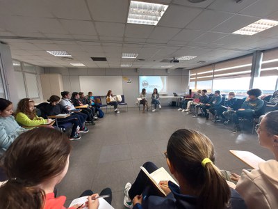 La alcaldesa de Mollet del Vallès, Mireia Dionisio Calé, y la concejala de Educación, Noa Monràs González, con los 28 concejales y concejalas que han sido escogidos representantes del CIM.