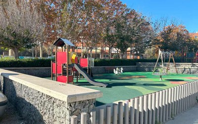 Empieza la instalación de una cubierta en el área de juegos de la plaza del Estatut.