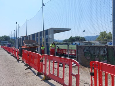 Empiezan las obras de mejora de la valla del campo municipal de la Zona Sur.