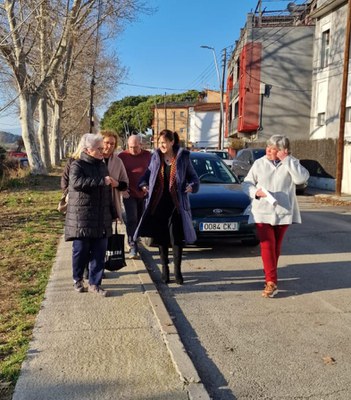 La alcaldesa con un grupo de vecinos.