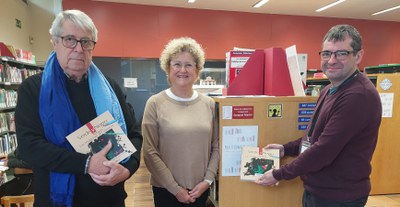 Francesc Verdugo hace donación de su libro a la Biblioteca de Can Mulà.