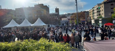 El espacio de paradas de Sant Jordi, lleno a rebosar, en el Parc de les Pruneres.