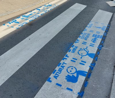 Pictogramas en un paso de peatones.