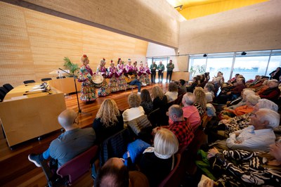 Actuación del coro del Centro Cultural Andaluz, en el acto de firma del acuerdo de amistad con Humilladero.