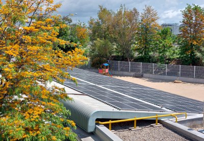 Placas solares instaladas en un equipamiento municipal.