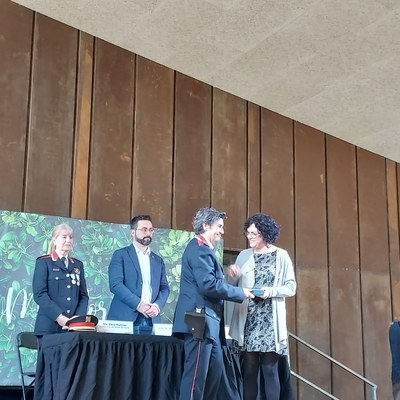 Montserrat López Gómez recogiendo el reconocimiento.