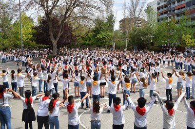 Las escuelas de primaria bailando sardanas en Can Mulà en 2023