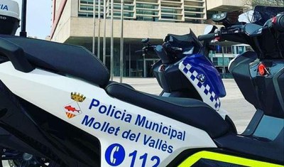 Policía Municipal imagen moto y ayuntamiento.