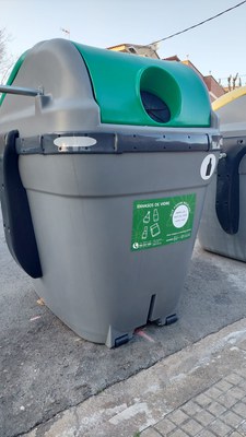 Mollet renueva los contenedores de vidrio.