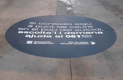 Vinilo “Si conoces a alguien a punto de caer en el pozo del suicidio, escúchalo y pide ayuda al 061”.