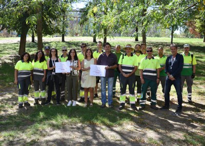 Foto de grupo con los diplomas de Viles Florides.