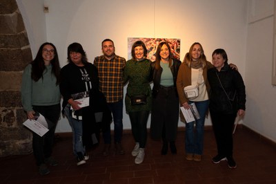 Los ganadores del Concurso de Fotografía de Sant Vicenç 2025, con la alcaldesa, Mireia Dionisio Calé.